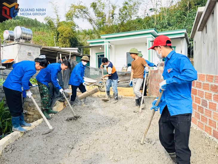 Tuổi trẻ phường Yên Tử tham gia xây dựng tuyến đường dân sinh thôn Khe Sú 1.