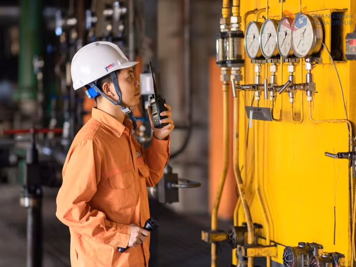 Công nhân Công ty CP Nhiệt điện Quảng Ninh kiểm tra các thiết bị vận hành.