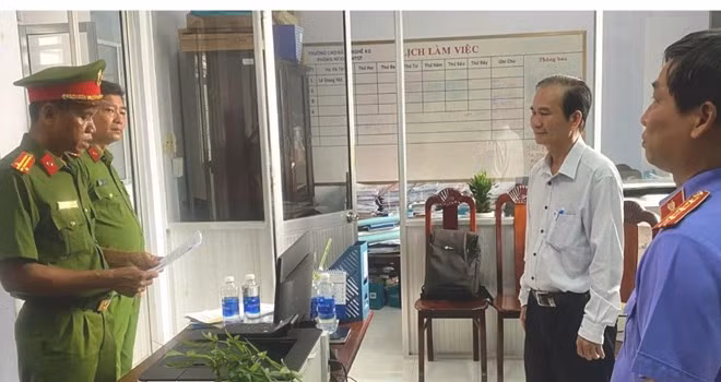 Khởi tố bị can và cấm đi khỏi nơi cư trú đối với Nhan Thanh Liêm. Ảnh: CACC