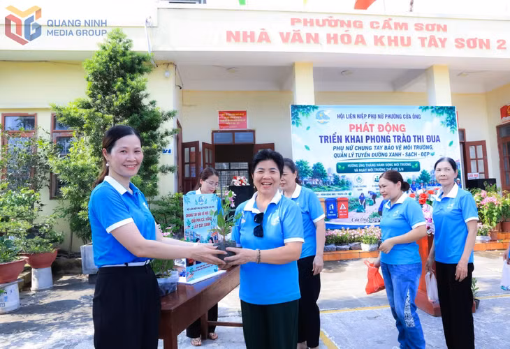 Hội LHPN phường Cửa Ông triển khai mô hình đổi pin cũ, hỏng đã qua sử dụng lấy cây xanh.