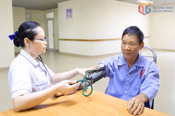 Ông Hoàng Văn Kh. (73 tuổi, TP Hải Phòng) được kiểm tra huyết áp trước khi xuất viện.