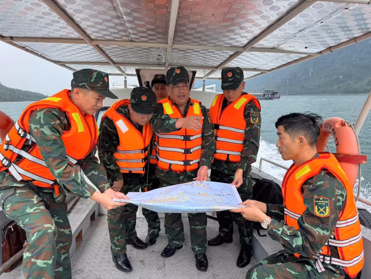 Cán bộ, chiến sĩ Ban Chỉ huy PTKV 3 - Đặc khu Vân Đồn lên phương án tìm kiếm cứu nạn trên biển. Ảnh: Đơn vị cung cấp.