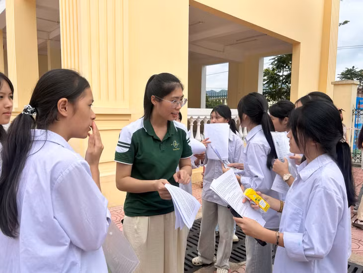 Giáo viên có mặt tại điểm thi Trường THPT Ba Chẽ, đón các em học sinh và động viên các em sau giờ thi. Ảnh: Lưu Linh