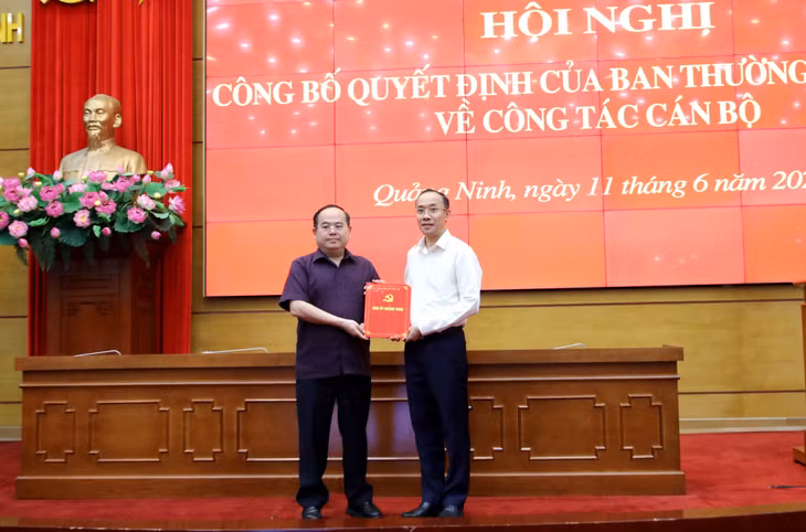 Đồng chí Quản Minh Cường, Ủy viên Trung ương Đảng, Bí thư Tỉnh ủy, Trưởng Đoàn ĐBQH tỉnh, trao quyết định điều động, phân công và bổ nhiệm đồng chí Dương Mạnh Cường, Ủy viên Ban Thường vụ Tỉnh ủy, Chánh Văn phòng Tỉnh ủy giữ chức vụ Trưởng Ban Nội chính Tỉnh ủy.