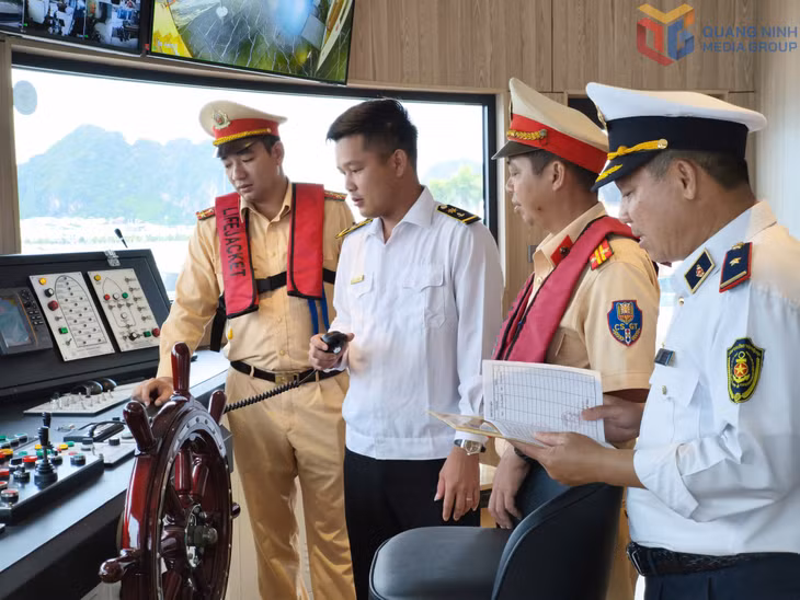 Lực lượng chức năng kiểm tra hệ thống liên lạc trên phương tiện. vịnh hạ long