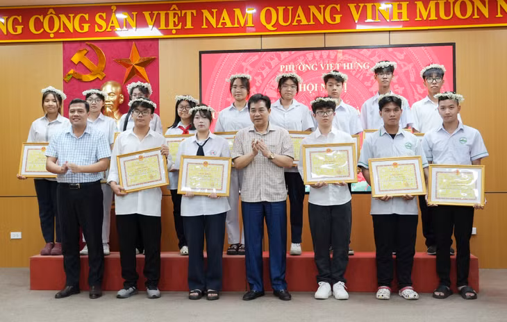 Các học sinh có thành tích xuất sắc tiêu biểu được khen thưởng.