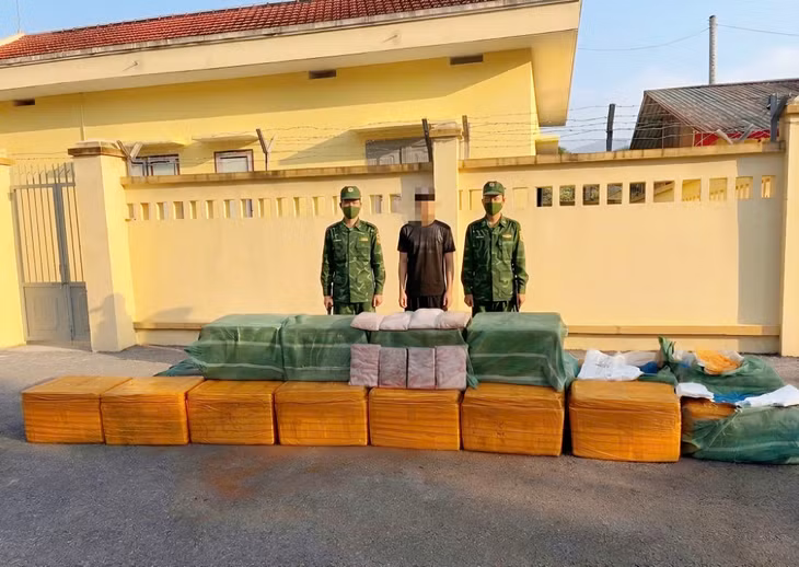  Đồn Biên phòng Pò Hèn bắt giữ vụ vận chuyển 480kg tràng lợn đông lạnh không rõ nguồn gốc trên sông biên giới ngày 12/6/2026.