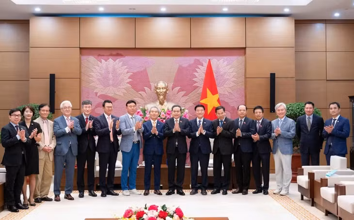 Chủ tịch Quốc hội Trần Thanh Mẫn với Đoàn đại biểu Viện nghiên cứu kinh tế Hàn Quốc. (Ảnh: TTXVN)