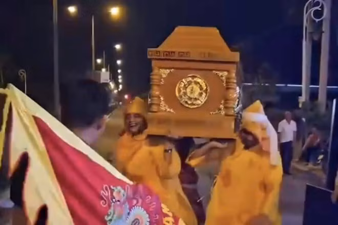 Nhóm người khiêng quan tài có người sống ở Cần Thơ. Ảnh được cắt từ video lan truyền trên mạng xã hội