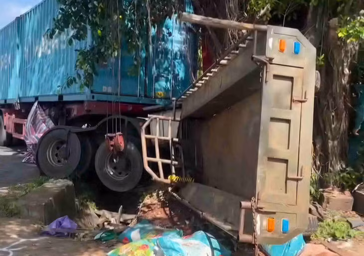 Vụ va chạm khiến xe công nông bị lật nghiêng và mắc kẹt vào gốc cây cổ thụ ven đường. Ảnh: Phúc Khánh