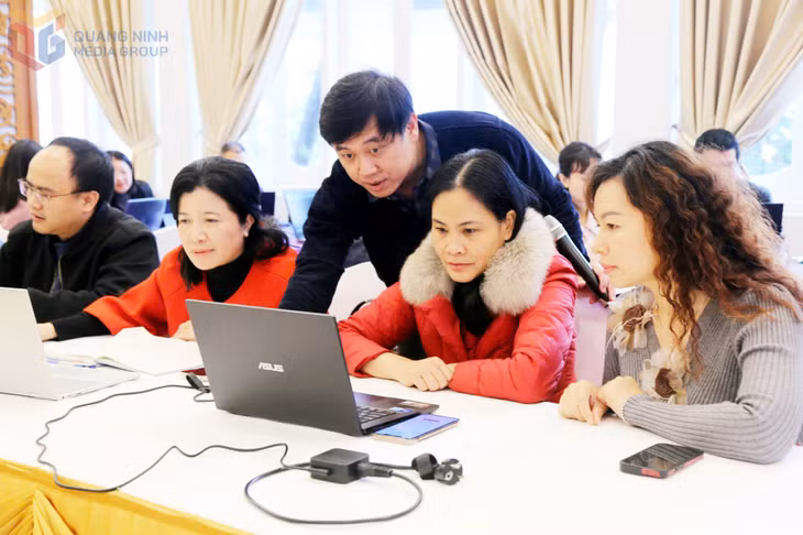 ThS Vũ Thế Cường hướng dẫn cụ thể các học viên lớp học về AI đầu năm 2025 tại Quảng Ninh do Hội Nhà báo Việt Nam tỉnh Quảng Ninh tổ chức.