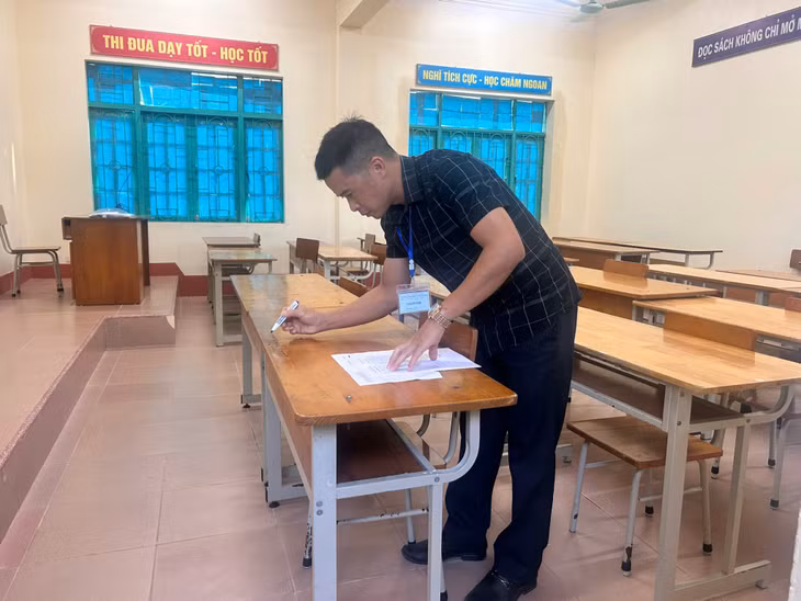 Cán bộ làm thi tại Điểm thi Trường THPT Nguyễn Trãi (xã Tiên Yên) điền thông tin số báo danh, sắp xếp chỗ ngồi thi cho thí sinh. Ảnh: Lưu Linh.