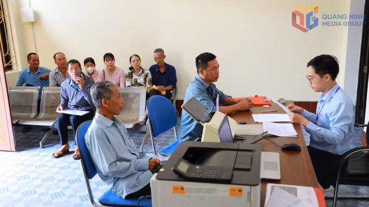 Tổ công tác hỗ trợ lưu động thực hiện thủ tục hành chính lĩnh vực đất đai hỗ trợ người dân tại đặc khu Vân Đồn. Ảnh: Minh Hà