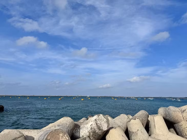 Bờ kè trên đảo Phú Quý. Ảnh: Linh Boo