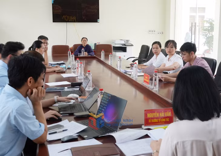 Tổ công tác nghe người dân trình bày các khó khăn, vướng mắc và đưa ra phương án xử lý cho từng trường hợp cụ thể.