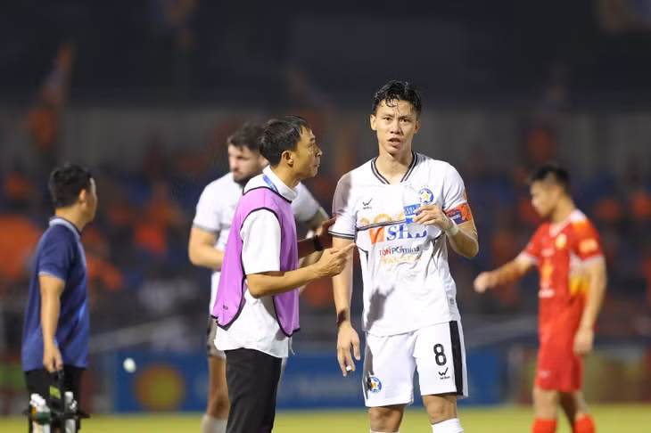 SHB Đà Nẵng là đội có quyền tự quyết cho tấm vé trụ hạng V.League. Ảnh: VPF
