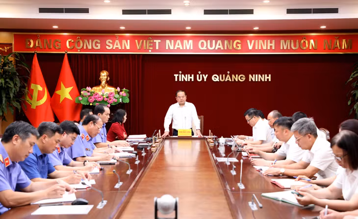 Đồng chí Quản Minh Cường, Ủy viên Trung ương Đảng, Bí thư Tỉnh ủy, Trưởng Đoàn ĐBQH tỉnh làm việc với Viện Kiểm sát nhân dân tỉnh và Tòa án nhân dân tỉnh.