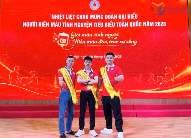 Ba cá nhân của tỉnh Quảng Ninh từ trái qua là: Lương Duy Minh, Hoàng Văn Trường và Nguyễn Việt Hoàng được tôn vinh người hiến máu tình nguyện tiêu biểu toàn quốc năm 2026.