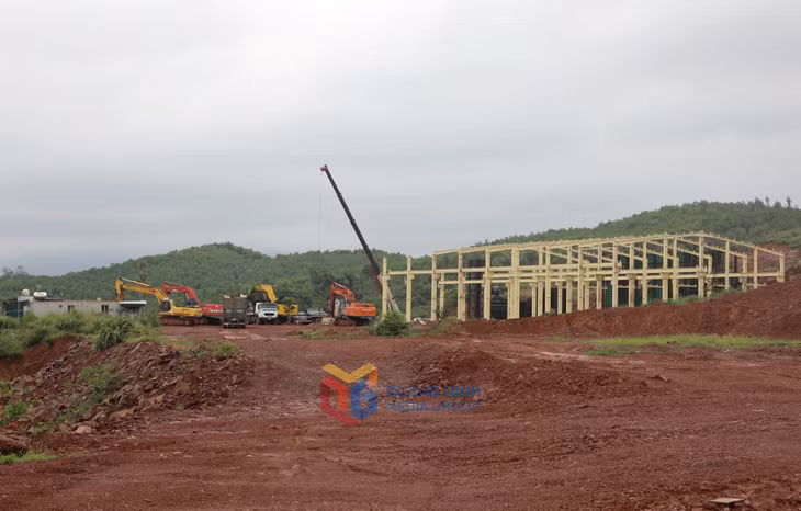 Nhà máy xử lý chất thải rắn Đông Hải chậm tiến độ, ảnh hưởng đến di dời bãi rác để thi công tuyến đường.
