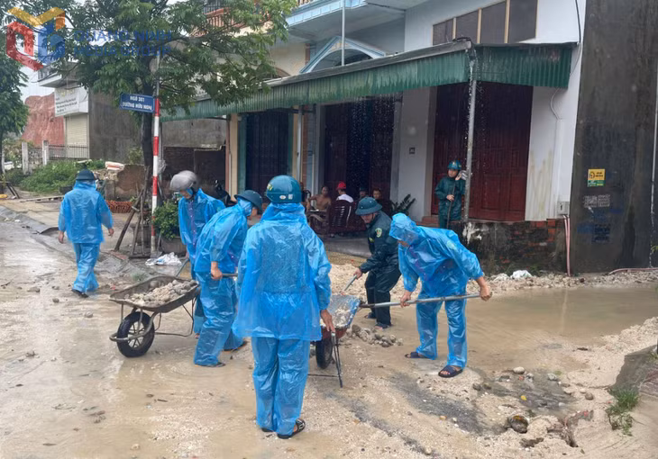 Ban Chỉ huy PCTT-TKCN phường Hoành Bồ trong một buổi giúp dân khắc phục thiệt hại do trời mưa to kéo dài trong tháng 5/2026 vừa qua.