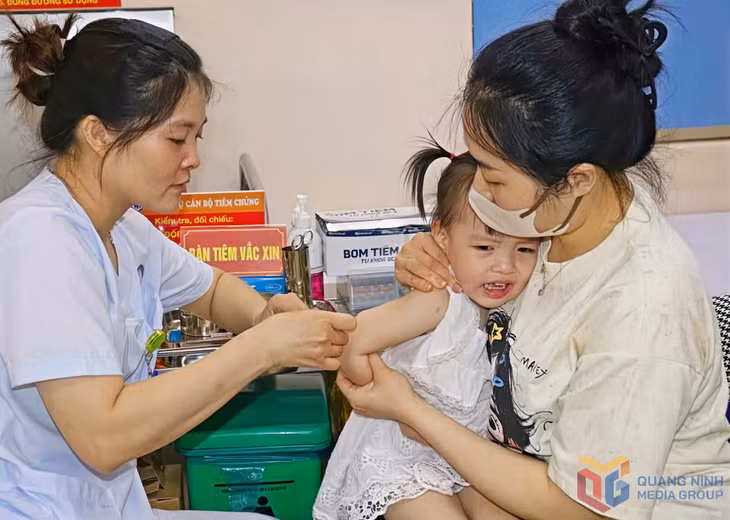 Tiêm chủng cho trẻ em tại Trạm Y tế phường Hồng Gai.