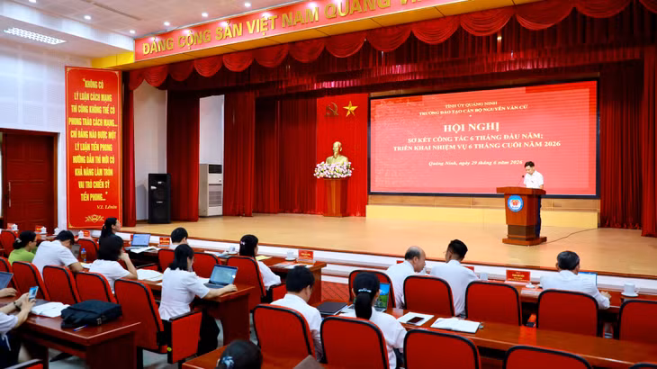 Các đại biểu trình bày tham luận tại hội nghị.
