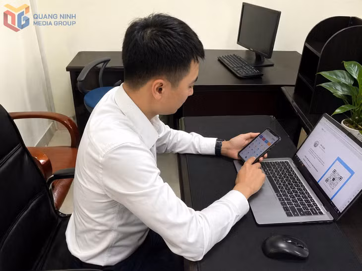 Cán bộ Phòng Văn hóa - Xã hội (phường Yên Tử) vào Zalo mini app để xử lý công việc.
