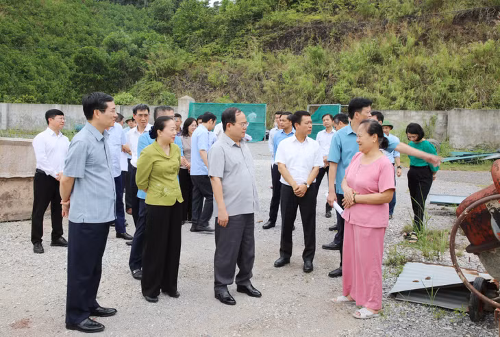 Đồng chí Bí thư Tỉnh ủy trò chuyện với bà Trương Thị Hòa, xã Tiên Yên, hộ dân bị ảnh hưởng bởi Dự án nâng cấp Quốc lộ 4B.