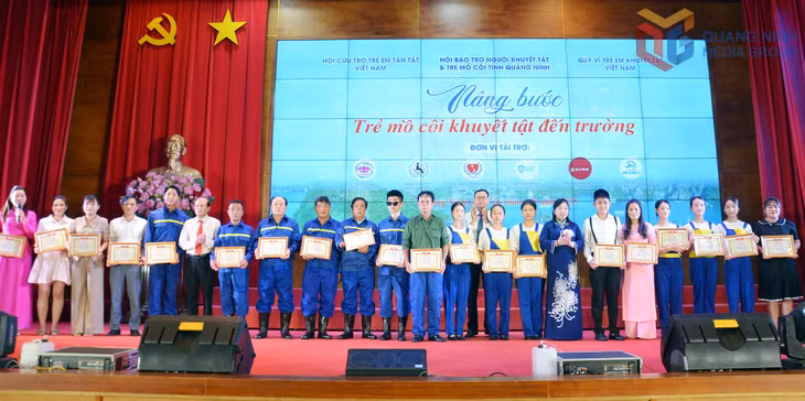 Cô giáo Đặng Thị Mười (thứ 5 từ phải sang) được Hội Bảo trợ Người khuyết tật và Trẻ mồ côi tỉnh Quảng Ninh biểu dương, khen thưởng vì những đóng góp trong công tác hỗ trợ học sinh có hoàn cảnh đặc biệt khó khăn, năm 2025.