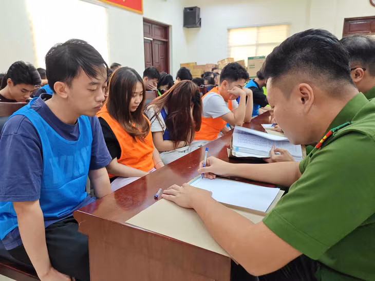 Công an lấy lời khai các đối tượng. Ảnh: Công an TP Hà Nội