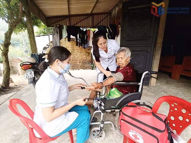Bác sỹ Yến trực tiếp khám bệnh cho người dân.