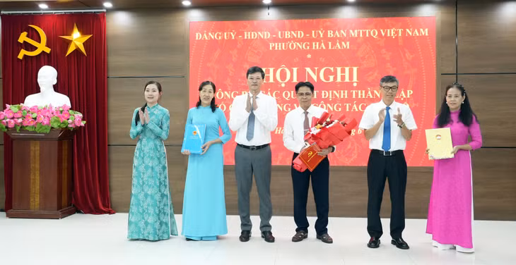 Lãnh đạo phường Hà Lầ trao quyết định cho Bí thư Chi bộ, Trưởng khu, Trưởng Ban Công tác Mặt trận khu Cao Thắng 1.