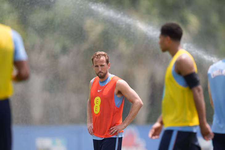 Tiền đạo Harry Kane của đội tuyển Anh đứng gần hệ thống vòi phun nước trong buổi tập của đội tuyển quốc gia tại Palm Beach Gardens, bang Florida (Mỹ). Ảnh: AP