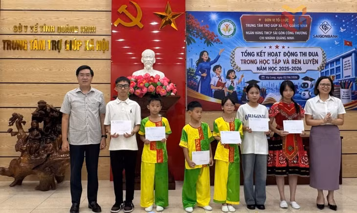 Ngân hàng TMCP Sài Gòn Công Thương chi nhánh Quảng Ninh thăm tặng quà, động viên các em Trung tâm trợ giúp xã hội nhân dịp tổng kết năm học 2025-2026.