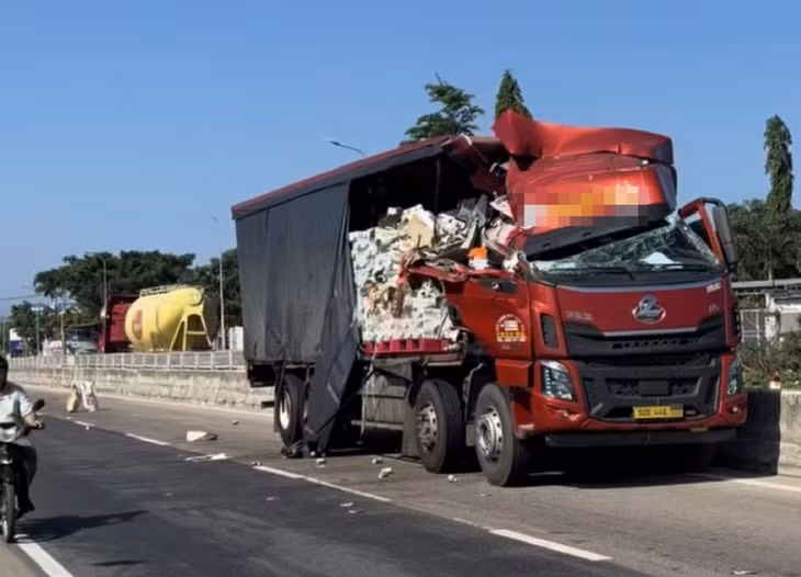 Xe tải trong vụ va chạm. Ảnh: Phạm Duy