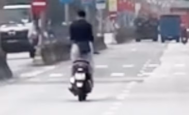 K. chạy xe máy buông cả hai tay, lạng lách đánh võng trên quốc lộ 1 - Ảnh: Người dân cung cấp