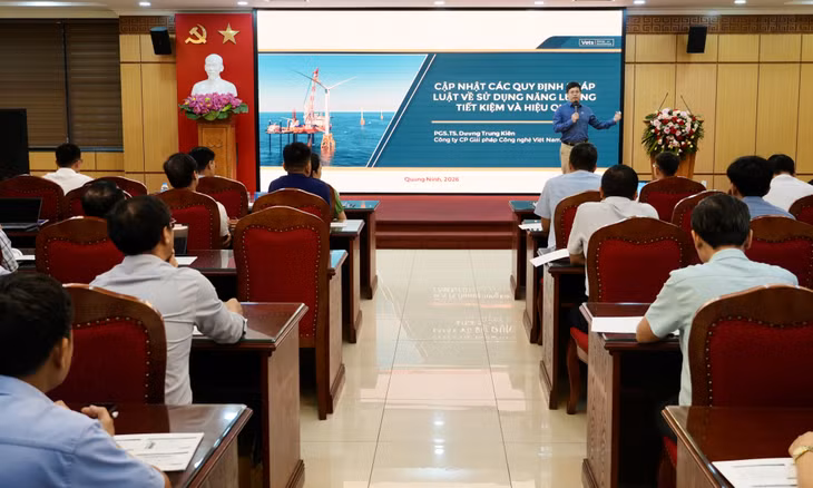 Chuyên gia của Công ty CP Giải pháp công nghệ Việt Nam hướng dẫn các quy định về sử dụng năng lượng tiết kiệm và hiệu quả.