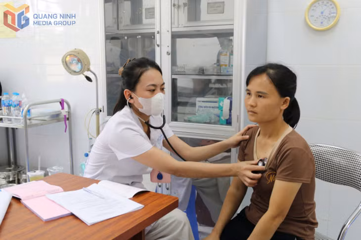 Bác sĩ Bệnh viện Bãi Cháy khám bệnh lưu động cho người dân tại Trạm Y tế xã Tiên Yên.