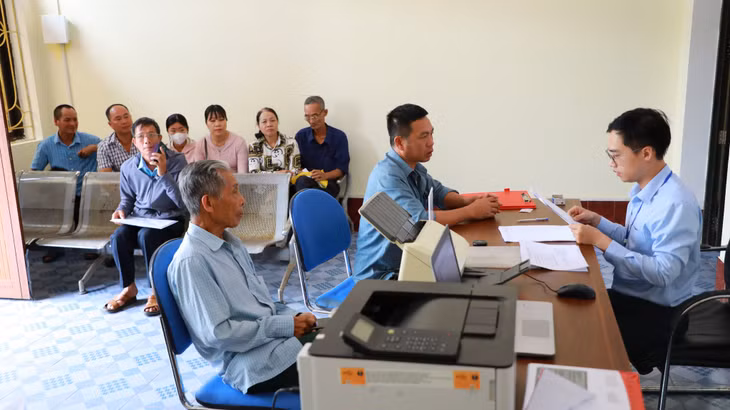 Người dân đến địa điểm Tổ công tác làm việc, đăng ký và lấy số thứ tự.