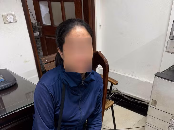 Bà P.T.Y được mời đến trụ sở cơ quan công an để làm việc. Ảnh: Công an phường Hoàn Kiếm