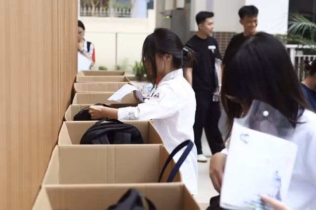 Thí sinh thi tốt nghiệp THPT 2026 tại điểm thi Trường THCS Giảng Võ chủ động tập kết, gửi lại tư trang và các thiết bị không được phép mang vào phòng thi tại khu vực lưu giữ đồ theo đúng quy định.