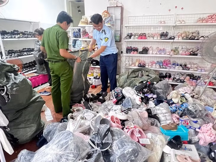 Hàng loạt sản phẩm giày dép tại các shop được xác định là hàng giả mạo các thương hiệu nổi tiếng như Adidas, Hermes, Nike, Gucci, Crocs - Ảnh: T.G.