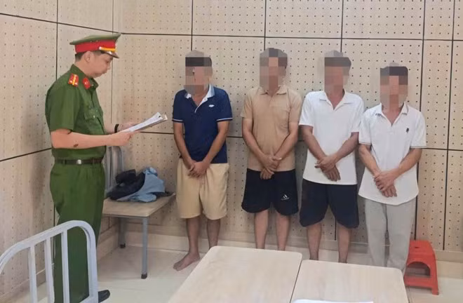 Các đối tượng trong tụ điểm cá độ bóng đá bị công an triệt phá, bắt giữ. Ảnh: Công an