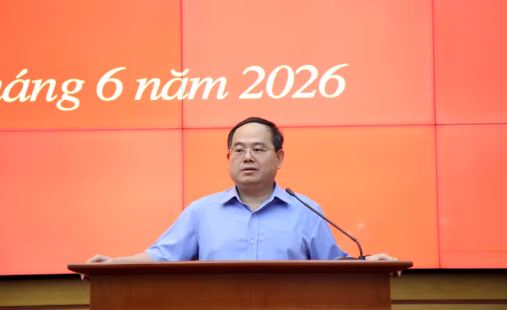 Đồng chí Quản Minh Cường, Ủy viên Trung ương Đảng, Bí thư Tỉnh ủy, Trưởng Đoàn ĐBQH tỉnh phát biểu giao nhiệm vụ cho đồng chí Nguyễn Thị Hạnh.