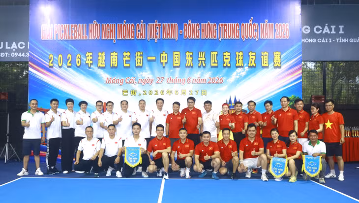 Các vận động viên là lãnh đạo, cán bộ các địa phương biên giới Quảng Ninh (Việt Nam) và thành phố Đông Hưng (Trung Quốc) tham dự giải.