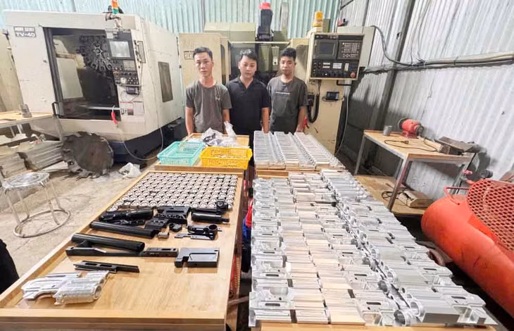 Các đối tượng bị bắt cùng tang vật. Ảnh: Công an Hà Tĩnh