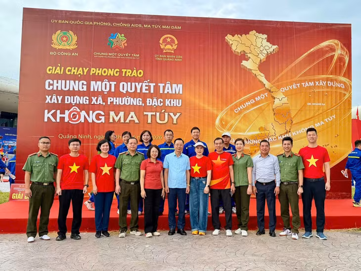 Các đại biểu chụp ảnh lan tỏa thông điệp phòng chống ma túy.