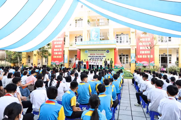 Hội LHPN phường Mông Dương tổ chức tuyên truyền về kỹ năng phòng chống xâm hại tình dục trẻ em tại Trường THCS Mông Dương (Tháng 5/2026).