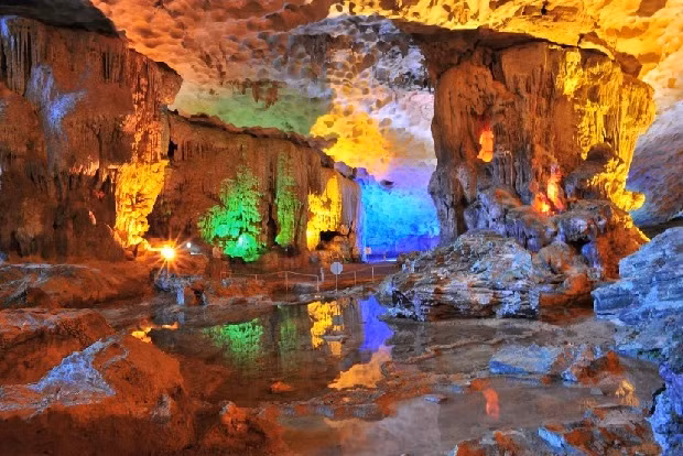 Hang Sửng Sốt (Nguồn: vietnambooking.com)