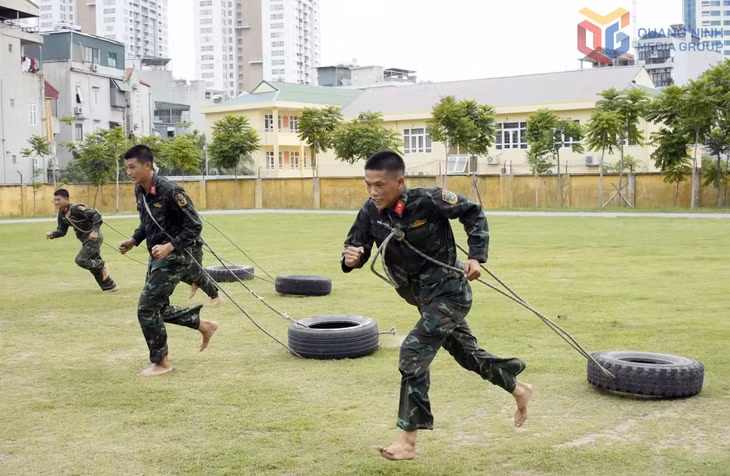 Các chiến sĩ Đại đội Trinh sát cơ giới thực hiện các bài tập bổ trợ thể lực như kéo lốp ô tô, lật lốp xe tải, đẩy tạ 25kg nhằm phát triển sức nhanh, sức mạnh và sức bền.